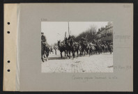 Compiègne. Cavalerie anglaise traversant la ville