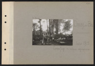 Choisy-au-Bac. Camouflage de voitures régimentaires