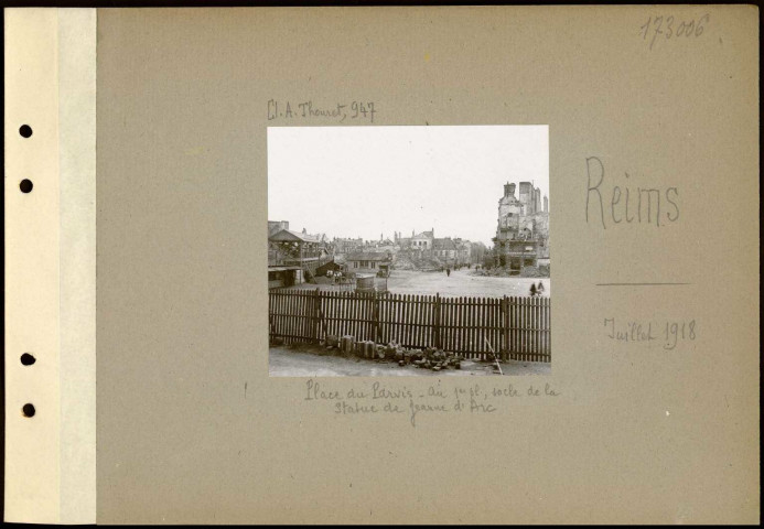 Reims. Place du Parvis. Au premier plan, socle de la statue de Jeanne d'Arc
