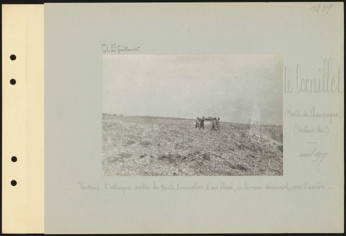 Le Cornillet (monts de Champagne) (secteur du). Pendant l'attaque contre les monts. Évacuation d'un blessé, en terrain découvert, vers l'arrière