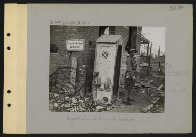Péronne. Ex-guérite allemande et sentinelle britannique