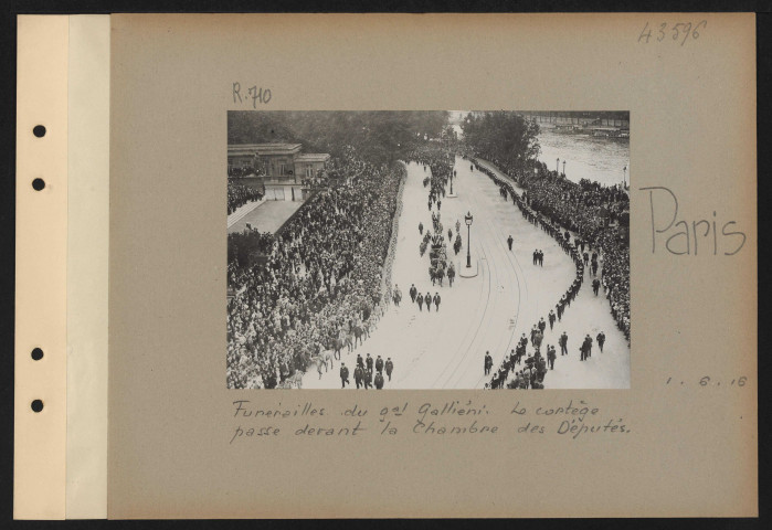 Paris. Funérailles du général Galliéni. Le cortège passe devant la Chambre des députés