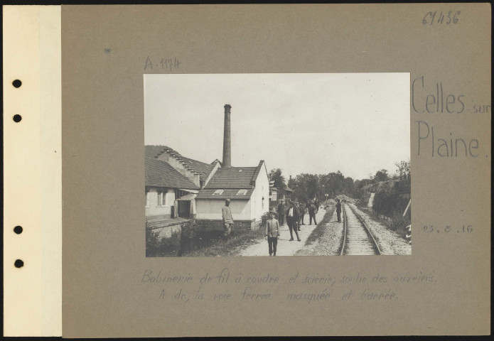 Celles-sur-Plaine. Bobinerie de fil à coudre et scierie ; sortie des ouvriers. A droite, la voie ferrée masquée et barrée
