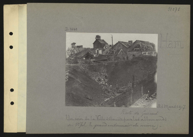 Ham. Route de Guiscard. Un coin de la ville détruite par les Allemands. Au premier plan ; le grand entonnoir de mine