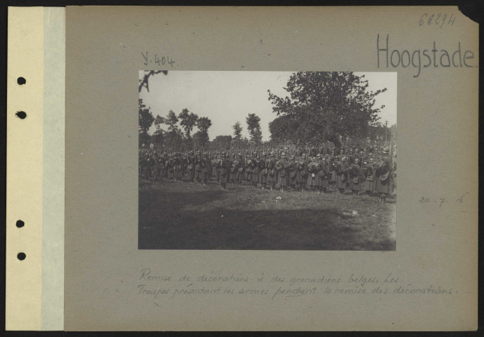 Hoogstade. Remise de décorations à des grenadiers belges. Les troupes présentant les armes pendant la remise des décorations