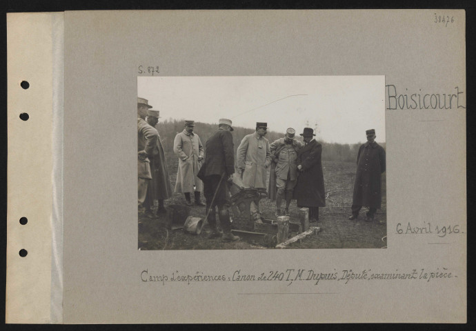 Boisicourt. Camp d'expériences : canon de 240T ; M. Dupuis, député examinant la pièce