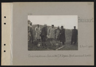 Boisicourt. Camp d'expériences : canon de 240T ; M. Dupuis, député examinant la pièce