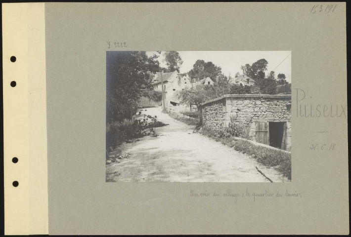 Puiseux. Un coin du village : le quartier du lavoir