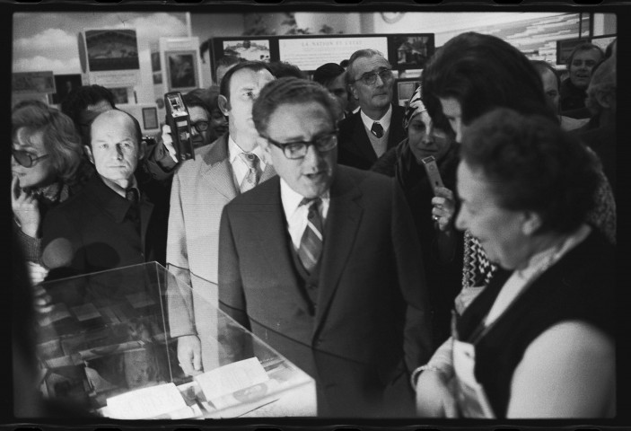 Henry Kissinger à Paris. À la sortie du métro Nanterre-Université
