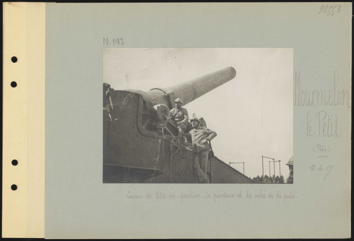 Mourmelon-le-Petit (près). Canon de 320 en position. Le pointeur et la volée de la pièce
