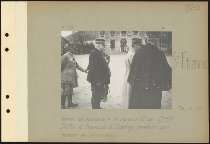 Saint-Étienne. Terrain de manœuvre et Caserne Victor. Généraux Joffre et Franchet d'Espèrey pendant une remise de décorations