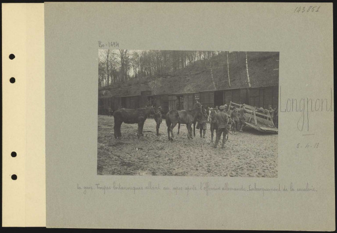 Longpont. La gare. Troupes britanniques allant au repos après l'offensive allemande. Embarquement de la cavalerie