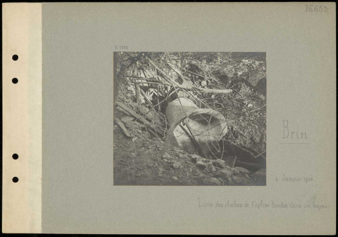 Brin. L'une des cloches de l'église tombée dans un boyau