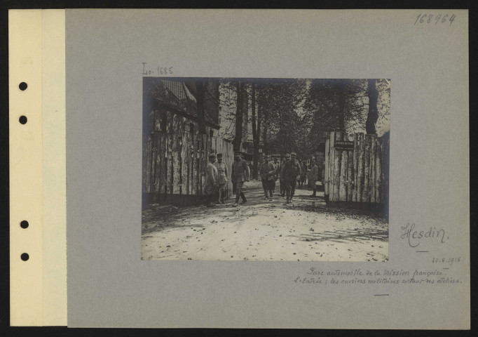 Hesdin. Parc automobile de la mission française. L'entrée ; les ouvriers militaires sortant des ateliers