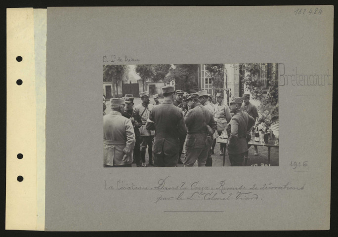 Brétencourt. Le château. Dans la cour : remise de décorations par le lieutenant-colonel Viard