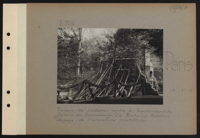Paris. Jardin du Luxembourg. Travaux de protection contre les bombardements. Jardin du Luxembourg. La fontaine Médicis ; étayage de l'armature protectrice