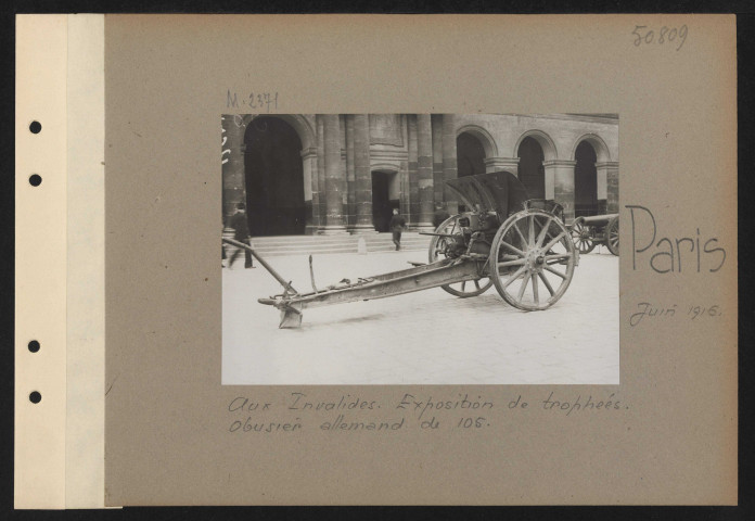 Paris. Aux Invalides. Exposition de trophées. Obusier allemand de 105