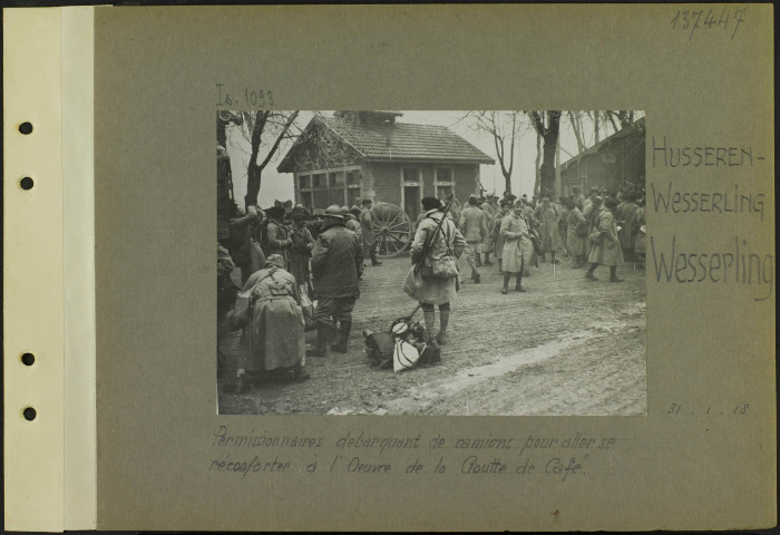 Hüsseren-Wesserling. Wesserling. Permissionnaires débarquant de camions pour aller se réconforter à l'œuvre de la Goutte de café