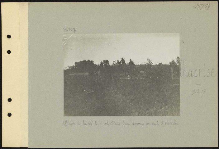 Chacrise. Officiers de la 66e division d'infanterie entraînant leurs chevaux au saut d'obstacles