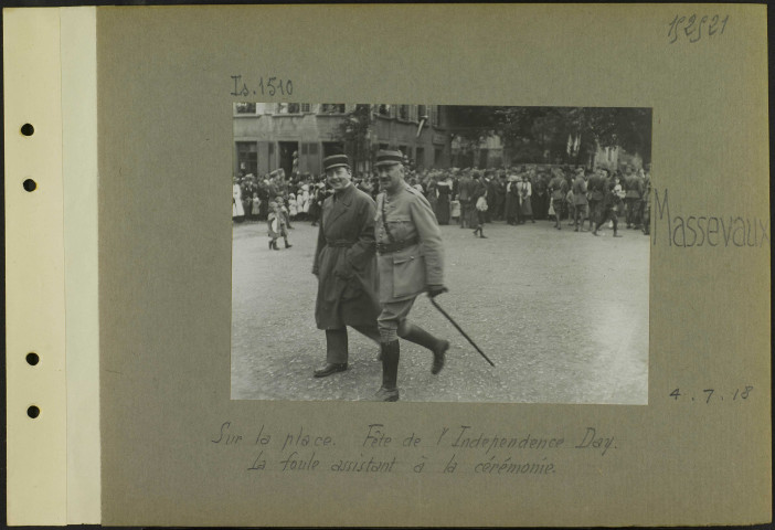 Massevaux. Sur la place. Fête de l'Independance Day. La foule assistant à la cérémonie