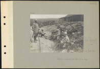 Le Tanet (près). Soldats se reposant au bord de la route