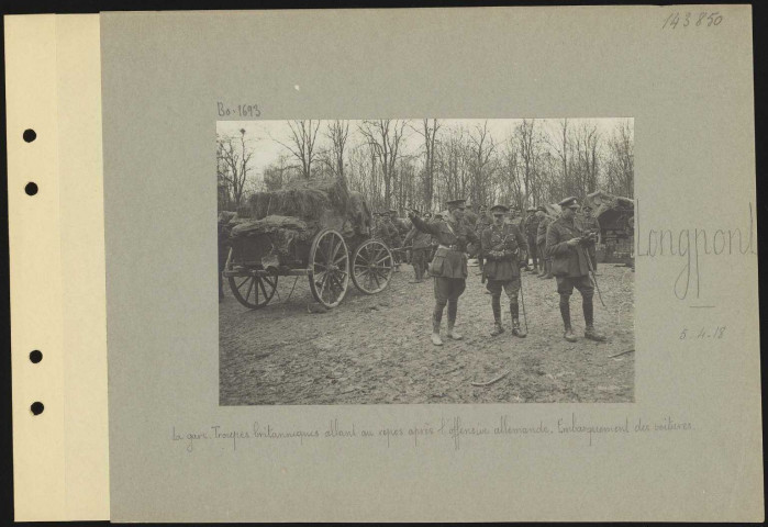 Longpont. La gare. Troupes britanniques allant au repos après l'offensive allemande. Embarquement des voitures