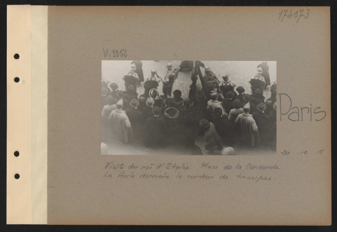 Paris. Visite du roi d'Italie. Place de la Concorde. La foule derrière le cordon de troupes