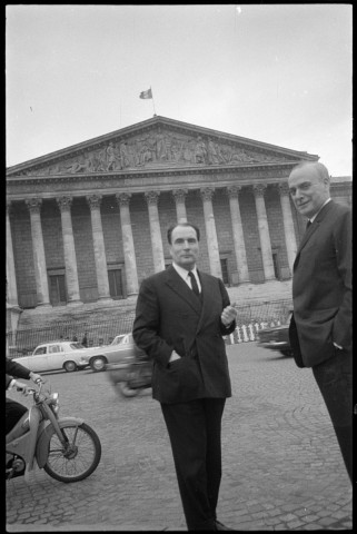 François Mitterrand aux côtés de Georges Dayan devant l'Assemblée nationale