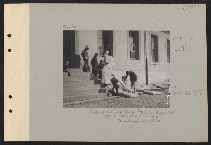 Toul. Caserne du Luxembourg. Asile de réfugiés tenu par la Croix-Rouge américaine. Désinfection de matelas