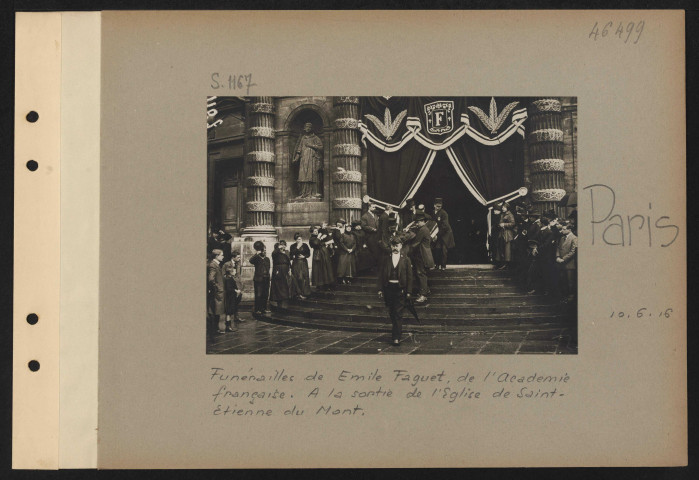 Paris. Funérailles de Émile Faguet, de l'Académie française. À la sortie de l'église de Saint-Étienne du mont