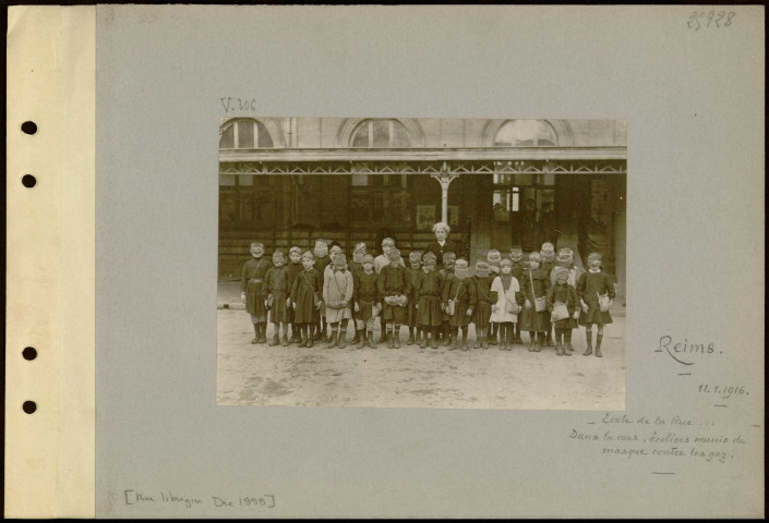 Reims. Ecole de la rue ? Dans la cour, écoliers munis du masque contre les gaz