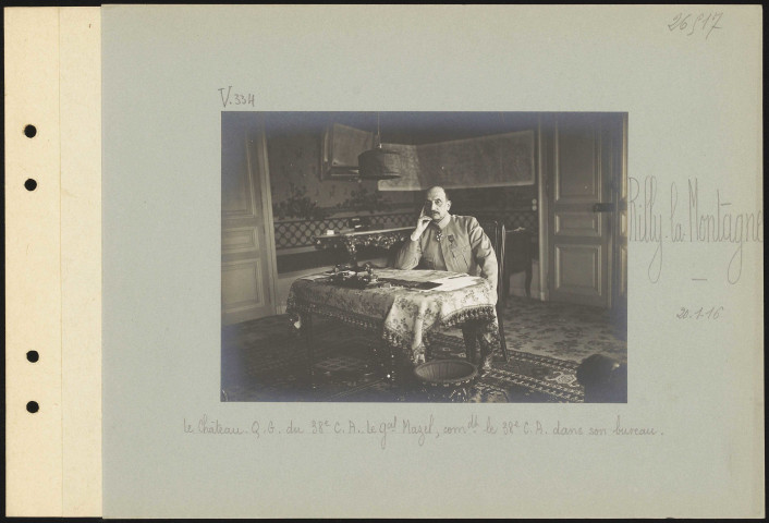 Rilly-la-Montagne. Le château. Quartier général du 38e CA. Le général Mazel, commandant le 38e CA dans son bureau