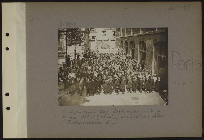Paris. Independance Day. Ecole communale de la rue Pihet (11e arrondissement). Les écoliers fêtent l'Independance Day