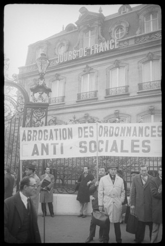 Manifestation contre Dassault devant « Jours de France »