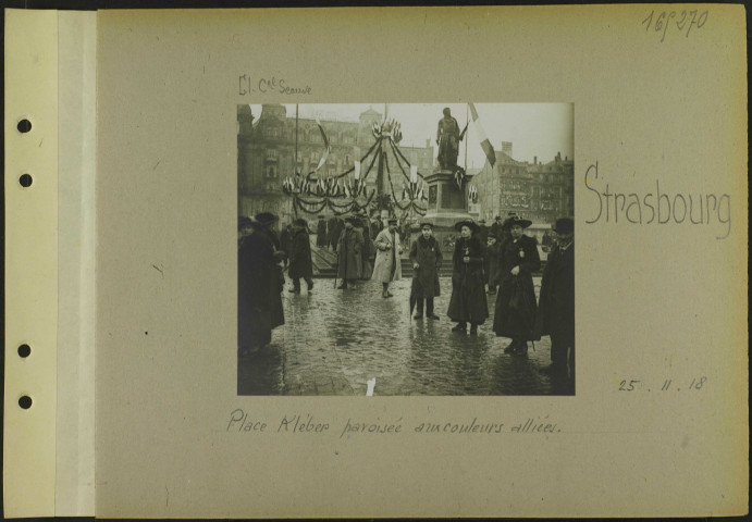 Strasbourg. Place Kléber pavoisée aux couleurs alliées