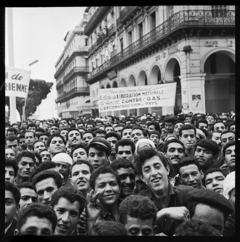 Manifestation le 3 avril 1963 à Alger en faveur de l'application du programme de Tripoli, et aux décrets de mars 1963 favorisant l'autogestion
