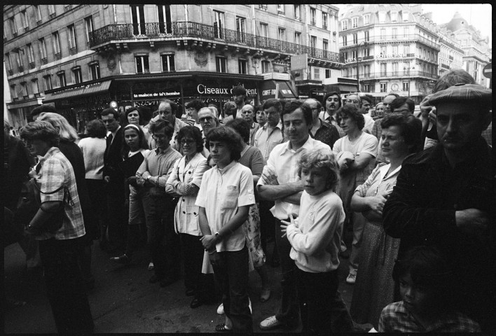 Scènes de rue à Paris. Élie Kagan distribuant le journal Rouge. Siège du Parti communiste français. À l'entrée du 82ème Congrès français de chirurgie. Manifestation de l'UNEF contre la casse des Universités