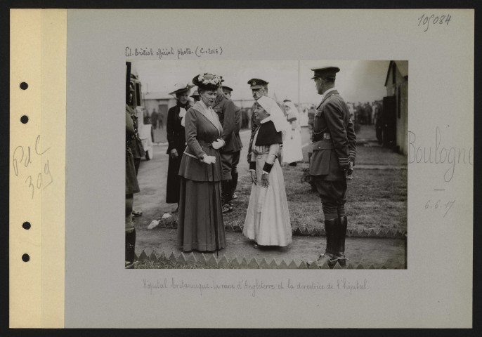 Boulogne. Hôpital britannique. La reine d'Angleterre et la directrice de l'hôpital