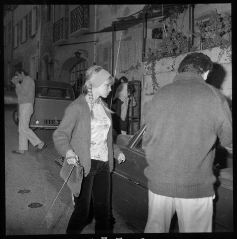À Saint-Tropez, Brigitte Bardot, Roger Vadim, Claude Brasseur et sa femme