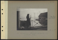 Linde. Les inondations. Passerelle gardée par une sentinelle belge