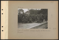 S.l. Gare de banlieue. Soldats anglais et territoriaux français