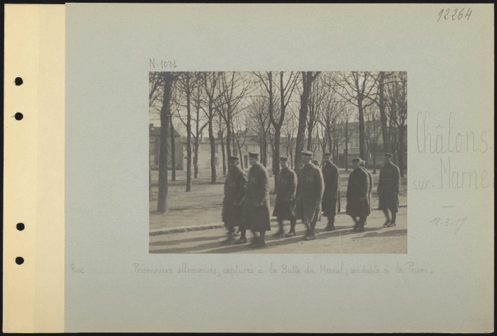 Châlons-sur-Marne. Rue ? Prisonniers allemands, capturés à la Butte du Mesnil, conduits à la prison