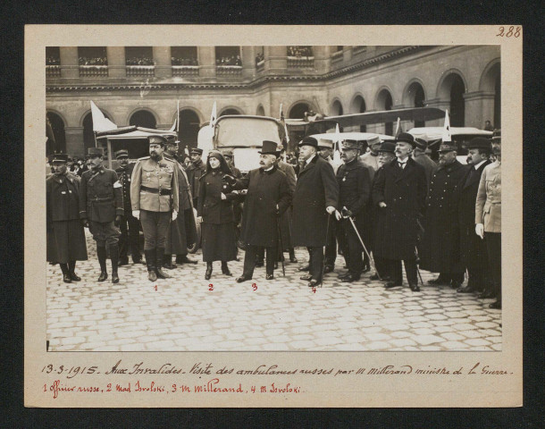 Aux Invalides. Visite des ambulances russes par monsieur Millerand ministre de la Guerre. 1 : officier russe, 2 : madame Isvolsky, 3: monsieur Millerand, 4 : monsieur Isvolsky