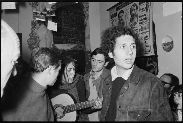 Des chanteurs et des artistes au Petit Gavroche. Exposition : « Les juifs dans la Résistance ». Georges Vedel dans son bureau