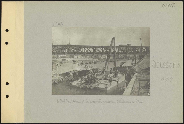 Soissons. Le pont neuf détruit et la passerelle provisoire. Déblaiement de l'Aisne