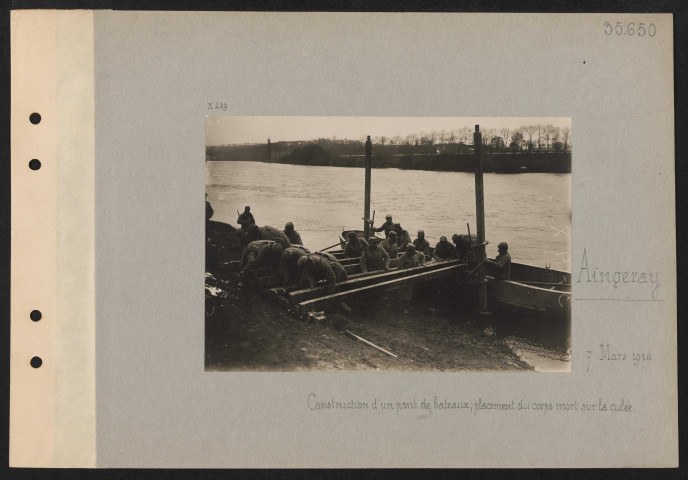 Aingeray. Construction d'un pont de bateaux ; placement du corps mort sur la culée