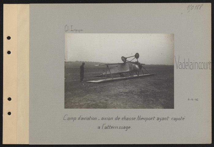 Vadelaincourt. Camp d'aviation. Avion de chasse Nieuport ayant capoté à l'atterrissage