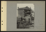 S.l. [Pas-de-Calais]. Maison bombardée aux environs de Bapaume. Cantonnement allemand