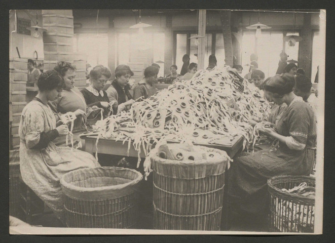 Fabrication de lunettes contre le gaz aux usines Pathé