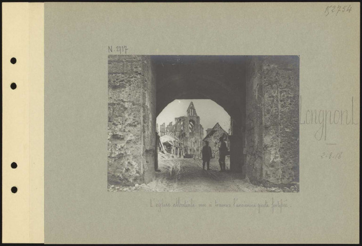 Longpont. L'église abbatiale vue à travers l'ancienne porte fortifiée